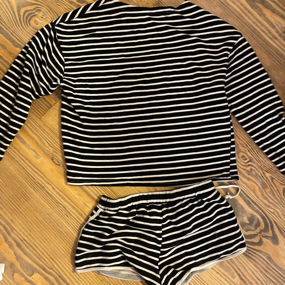 Mod ref black and white striped pajama set small
